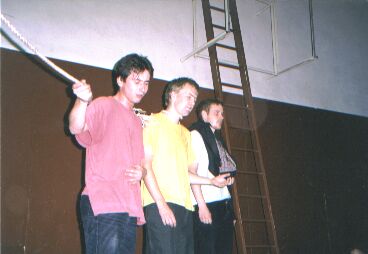 Jiří Nezhyba, Petr MArek a Prokop Holoubek při představení KOSS AND GROSS COMPANY STŔÍKÁ HOVNA NA STĚNY, Cimelice 2000